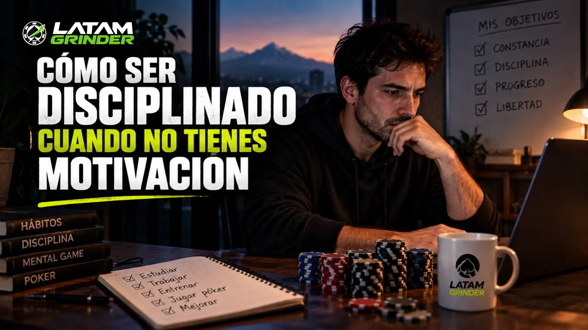 Persona trabajando con concentración frente a un computador, con materiales de estudio y póker